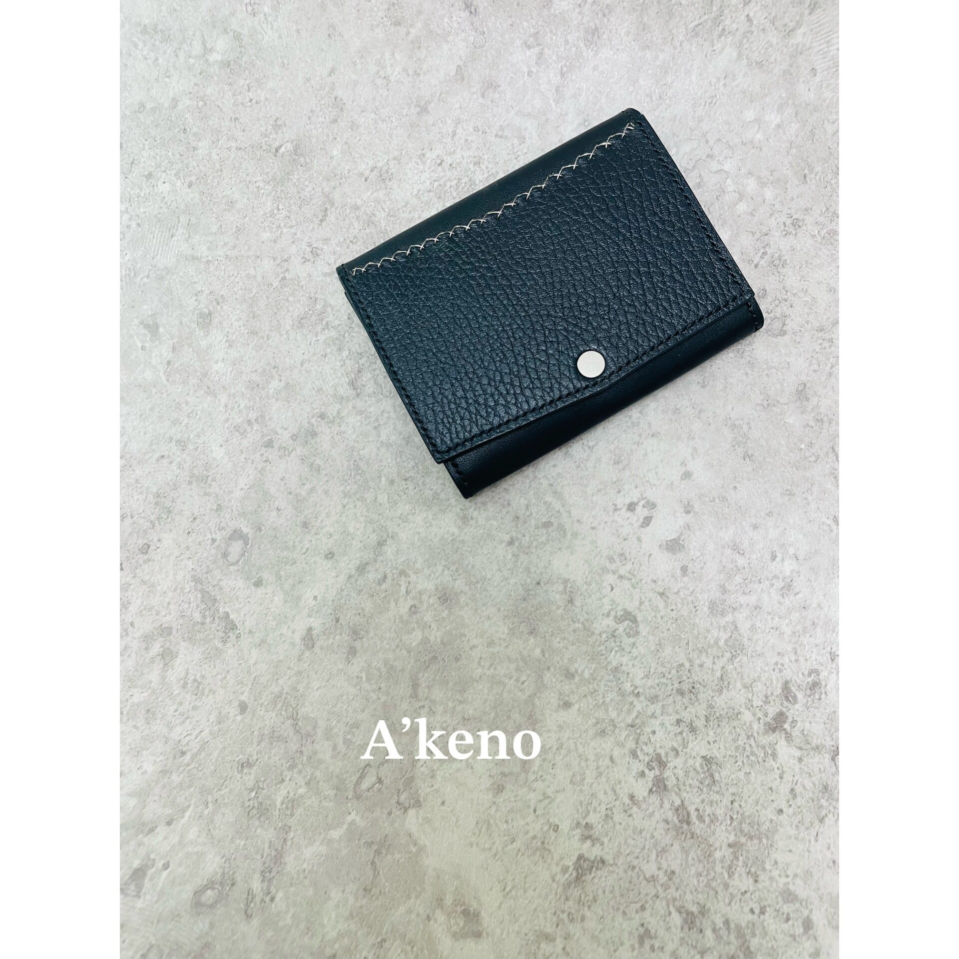 A`kenoだけのワイヤーステッチが魅力的なカードケース